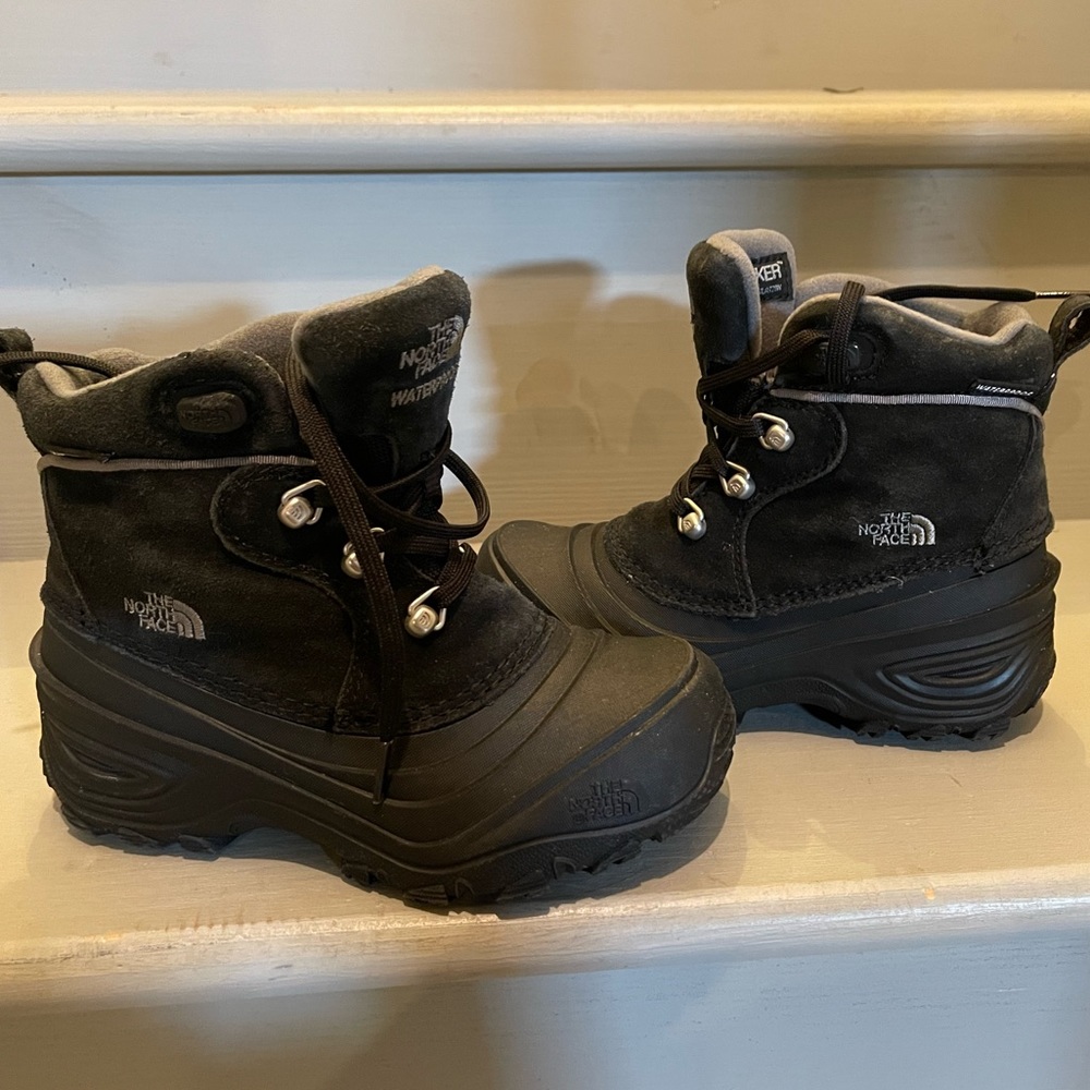 The Northface chilkat kids snow boots